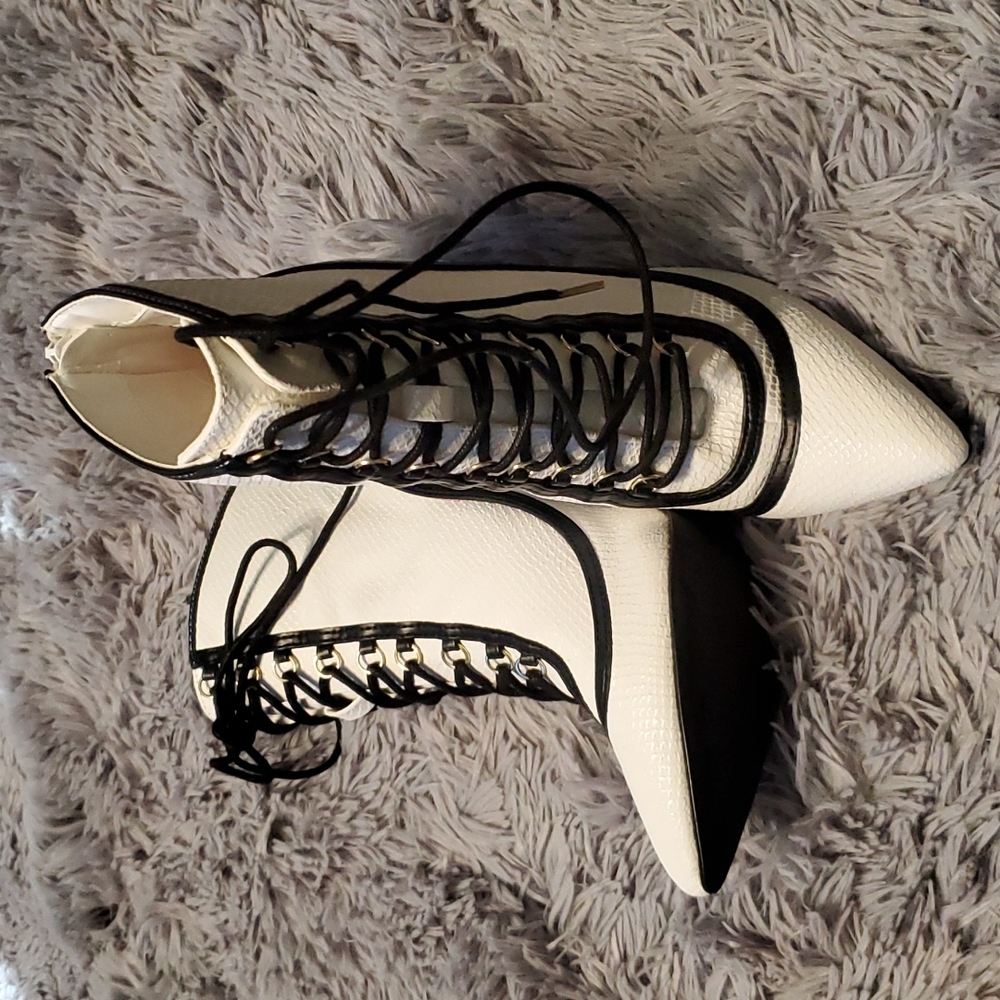 White and black snake texture size 7.5 shoedazzle new no tags